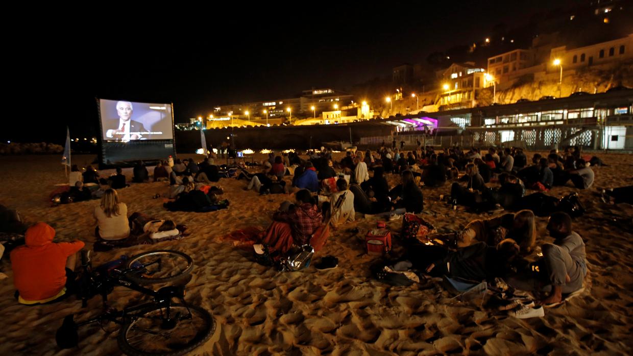 Jóvenes ven una película en una playa de Marsella