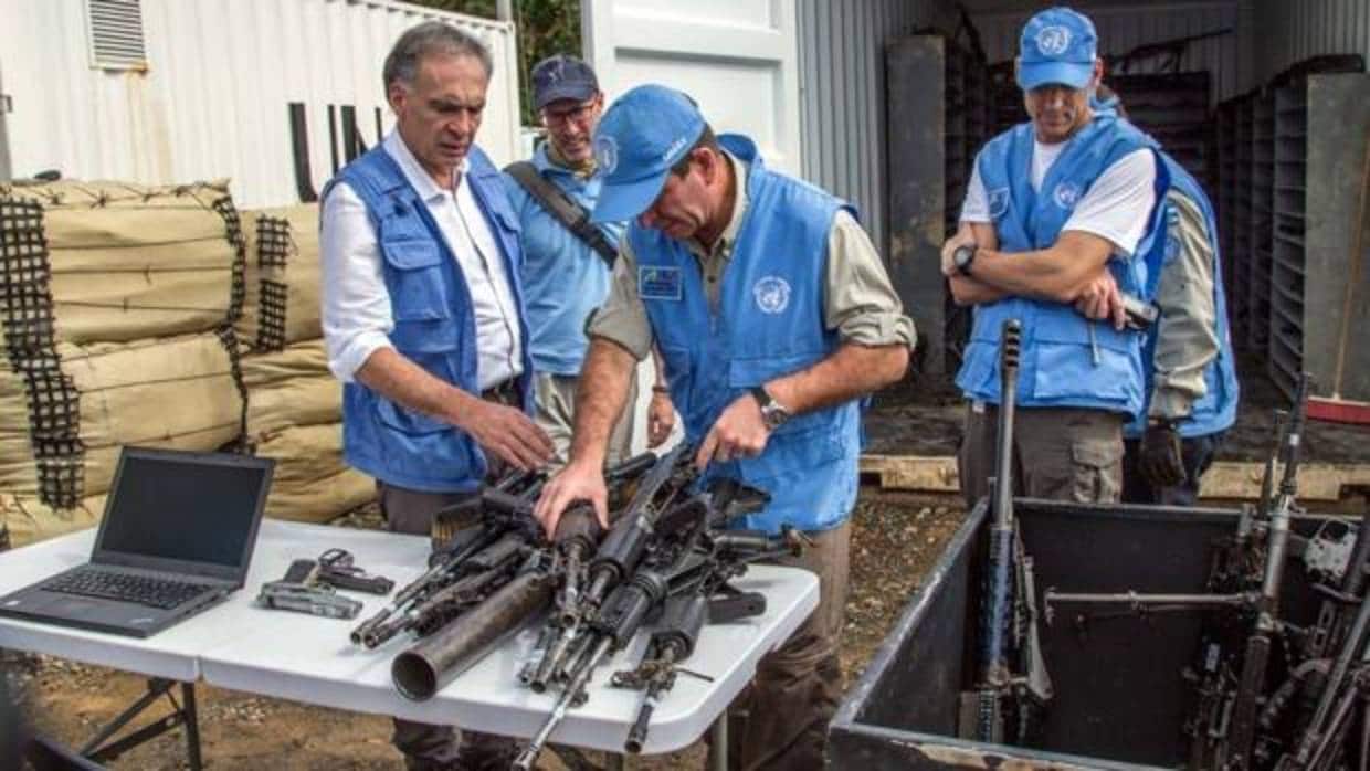 Inspectores de la ONU registran el marial hallado en los zulos o caletas de las FARC