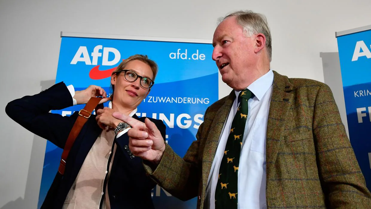 Los candidatos Alice Weidel y Alexander Gauland, tras una rueda de prensa este lunes en Berlín