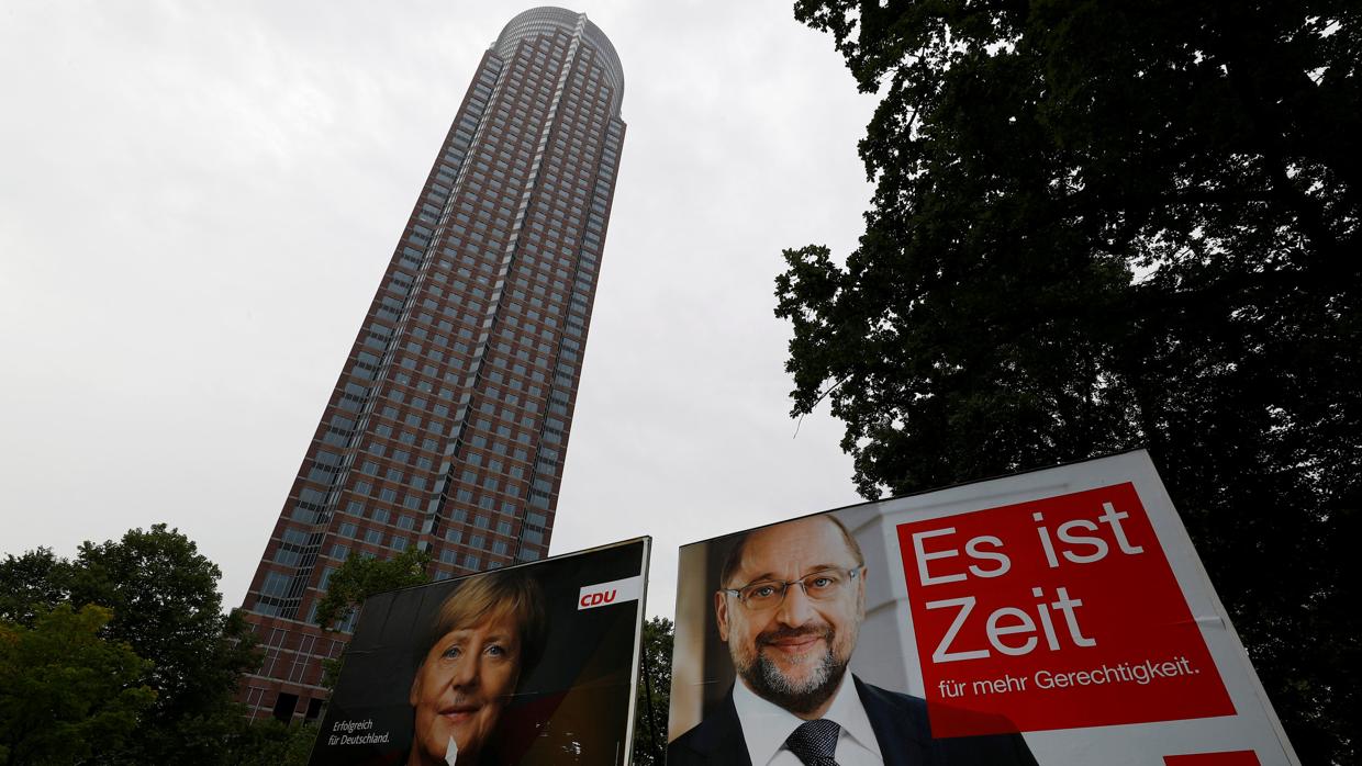 Carteles publicitando la campaña de los principales candidatos, Angela Merkel y Martin Schulz