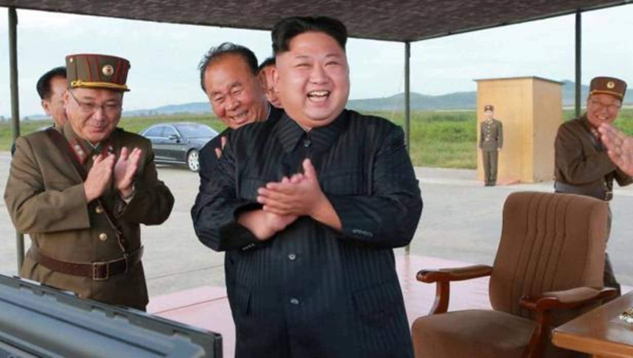 Kim Jong-un celebra el lanzamiento de un misil Hwasong-12