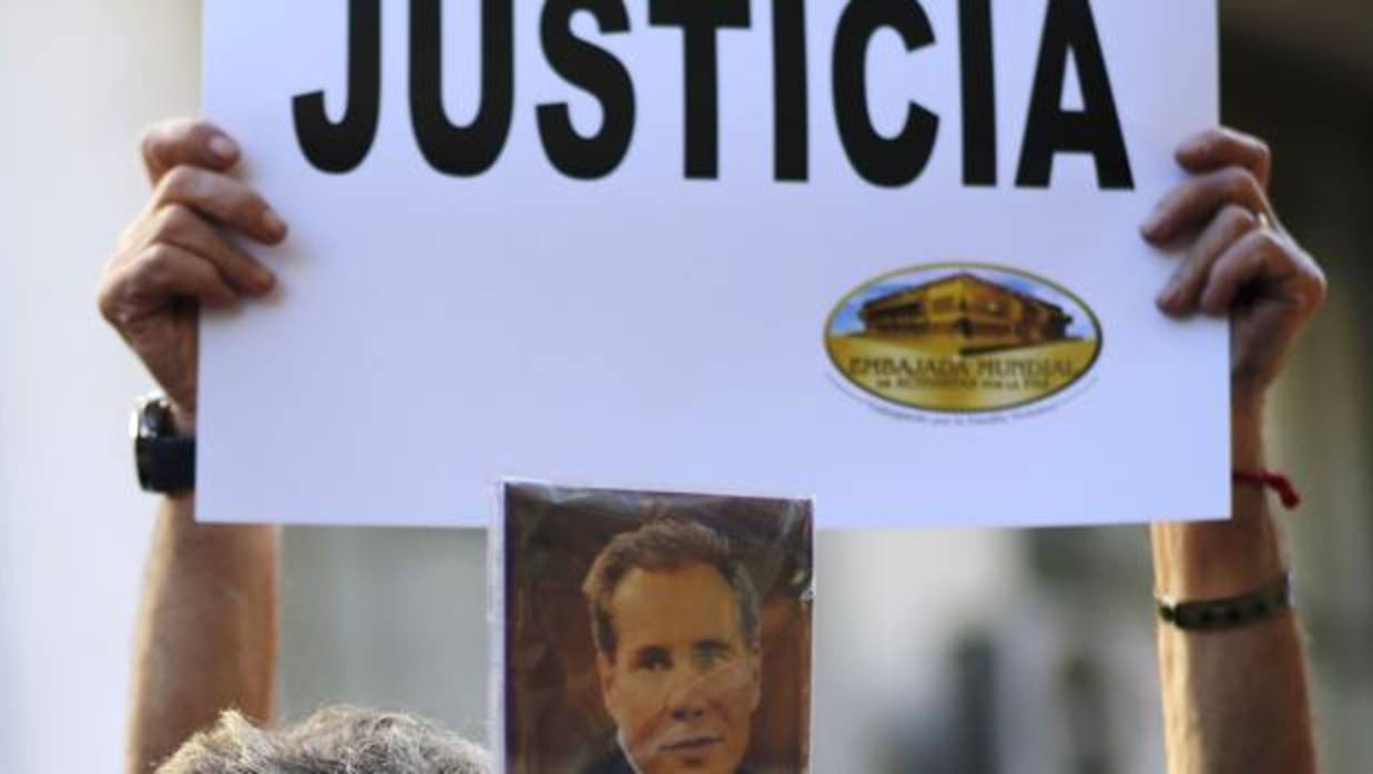 Una mujer sujeta un cartel en el que pide justicia para el caso Nisman