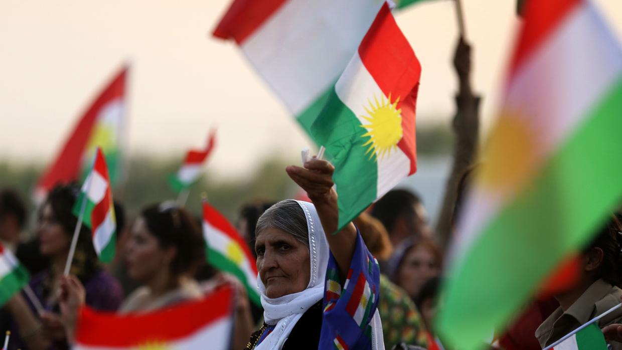 Una mujer kurda sostiene una bandera durante una manifestación a favor del referendum de independencia