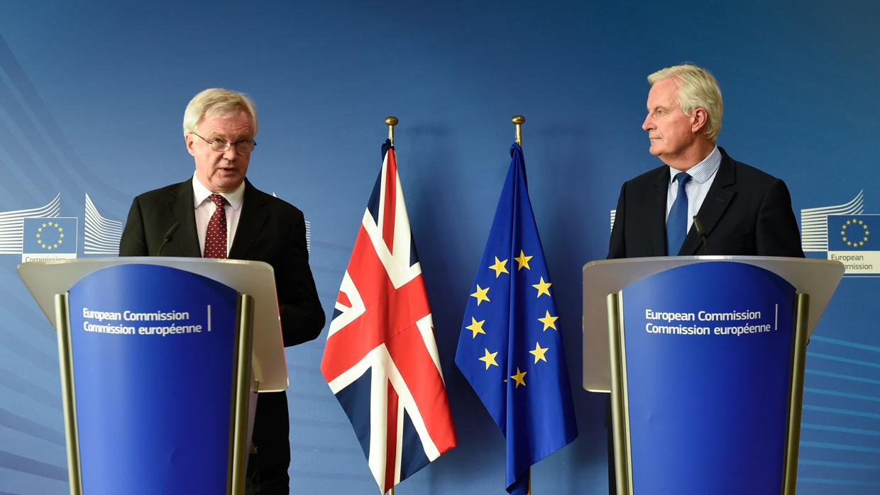 El negociador jefe de la Unión Europea para el Brexit, Michel Barnier (d) y el ministro para el Brexit, David Davis