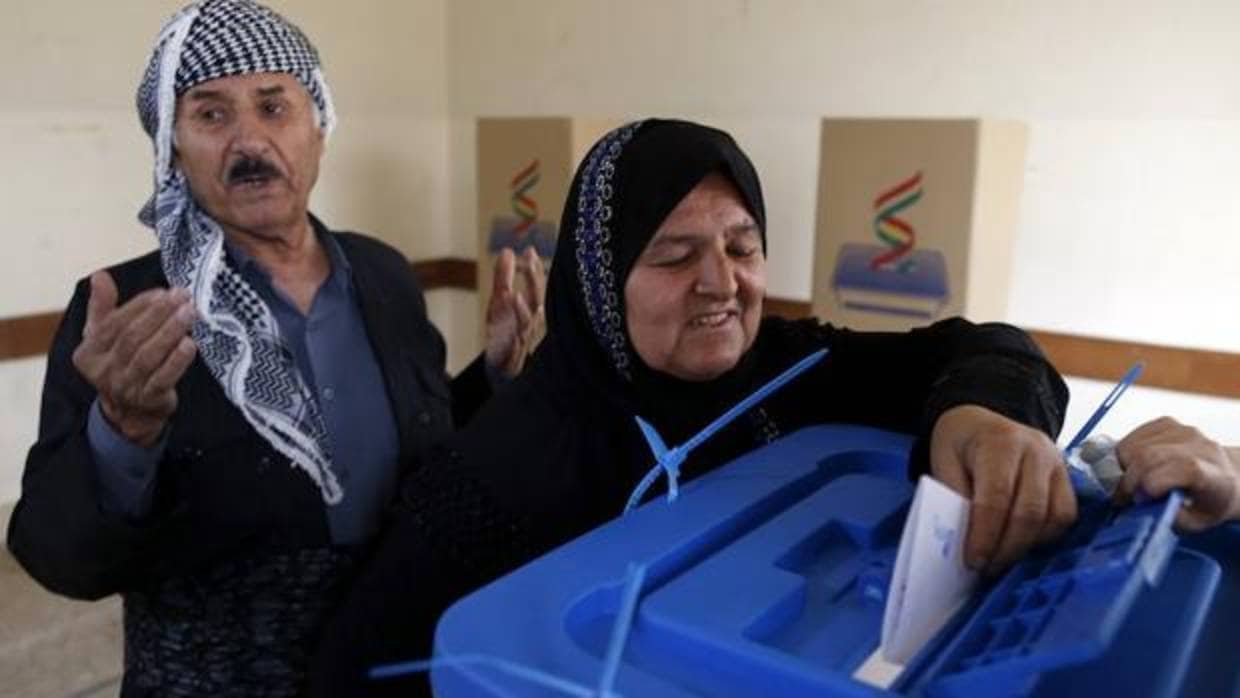 Una mujer kurda vota en el referéndum de independencia en un centro electoral en Erbil, en la región autónoma del Kurdistán iraquí