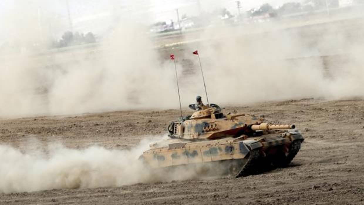Miembros del ejército turco realizan ejercicios militales cerca de la frontera con el Kurdistán iraquí, en Sirnak