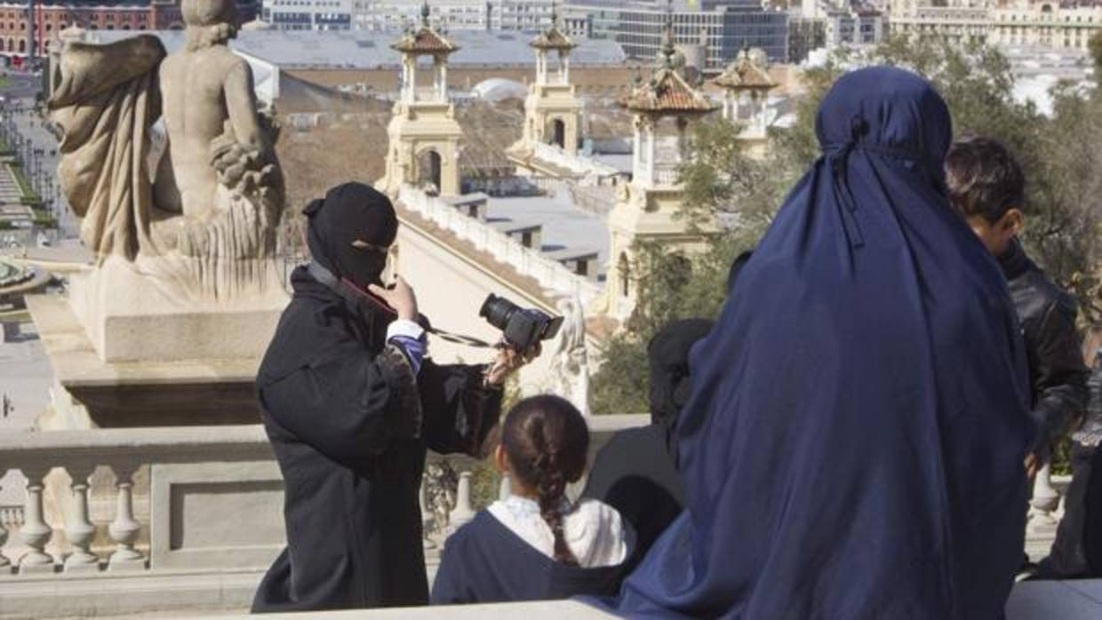 Una mujer ataviada con un niqab se hace un selfie en la montaña de Montjuic, en Barcelona