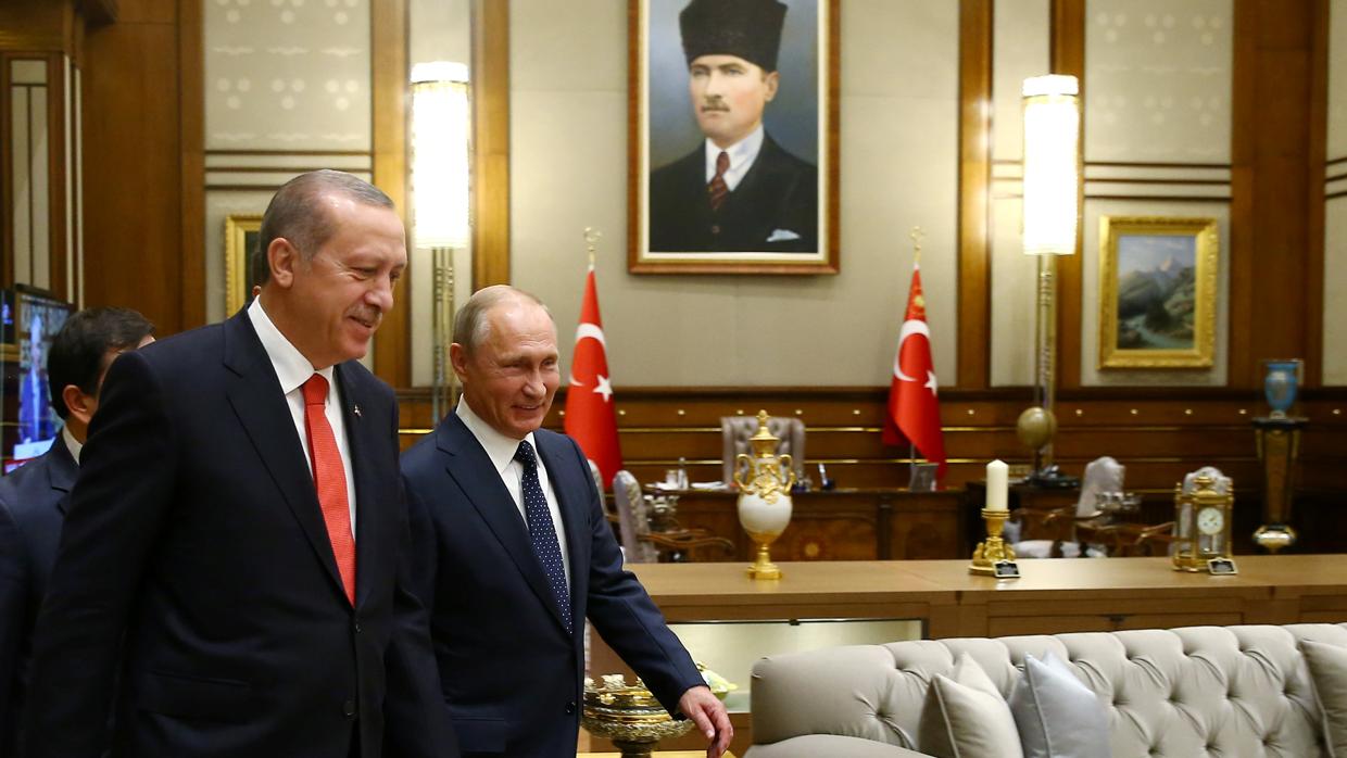 El presidente de Rusia, Vladimir Putin, y su homólogo turco, Recep Tayyip Erdogan, en el palacio presidencial de Ankara
