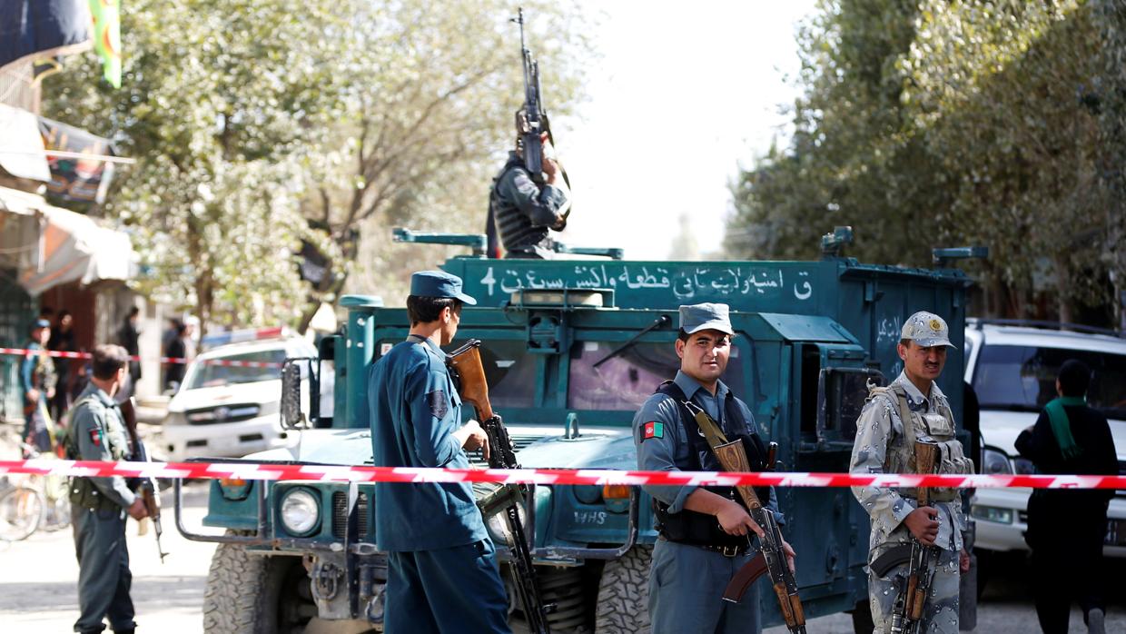 Fuerzas de seguridad afganas en las inmediaciones del lugar donde se ha producido el ataque