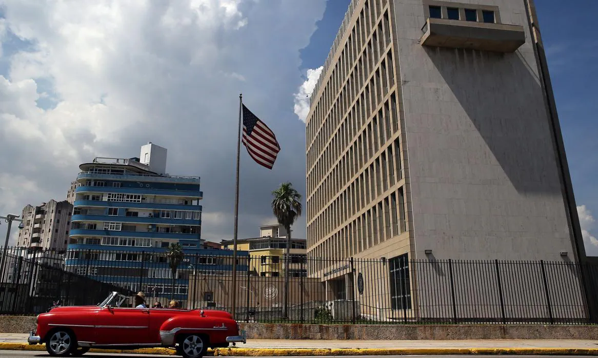 Un coche clásico pasa delante de la Embajada de EE.UU. en La Habana