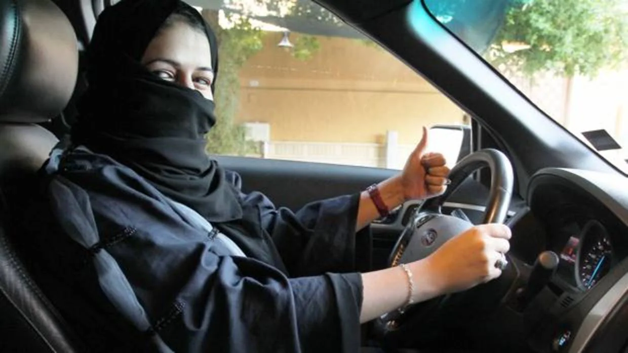 Una saudí sonríe al volante de su coche tras conocer esta semana que ya podrá conducir