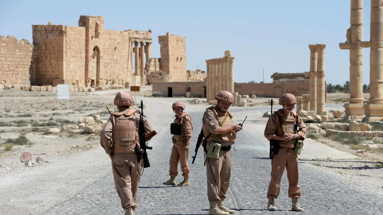 Soldados rusos patrullan en 2016 por la antigua Palmira, en Siria