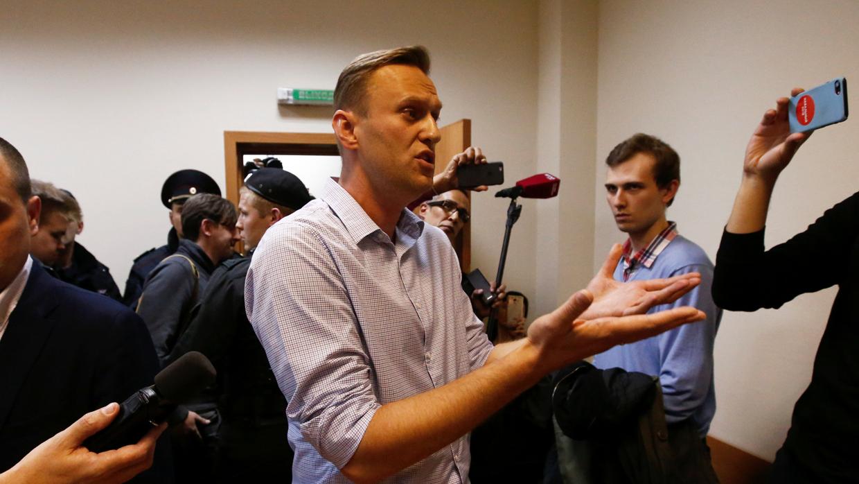Alexéi Navalni conversa con varios periodistas tras conocer su sentencia
