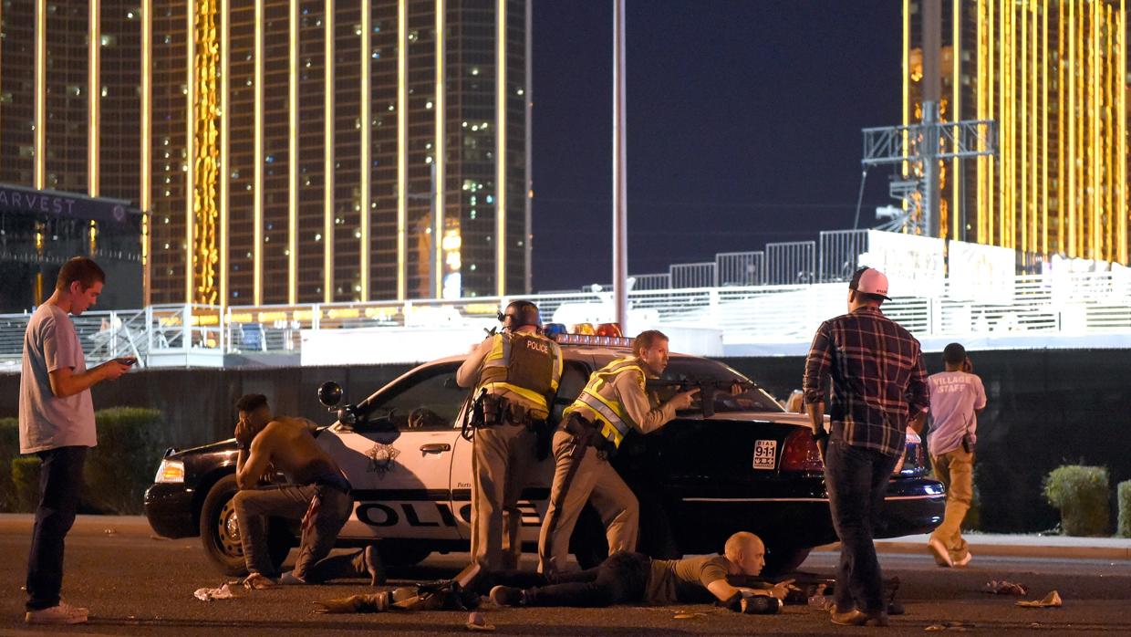 Agentes de policía montan guardia en la zona donde se produjo el tiroteo en Las Vegas