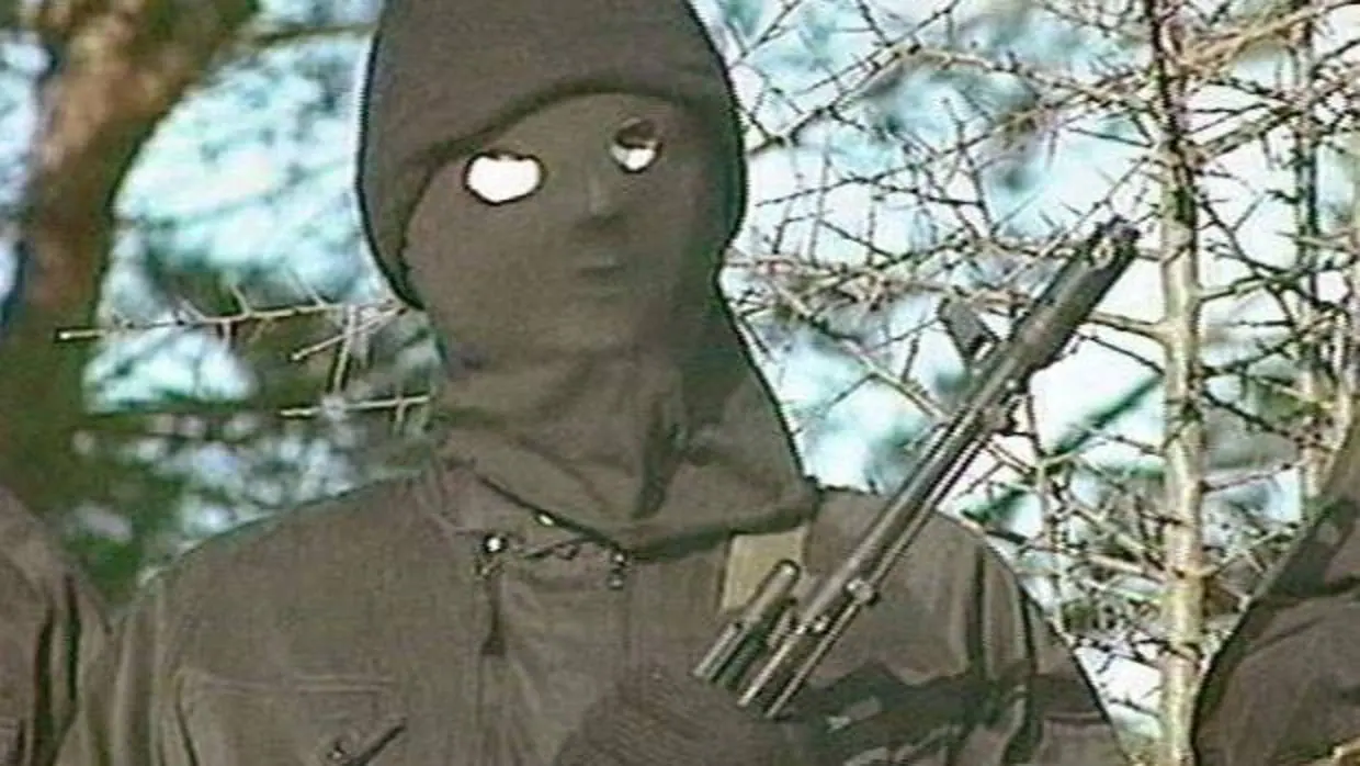 Un miembro del grupo terrorista Frente de Liberación Nacional de Córcega en 1999