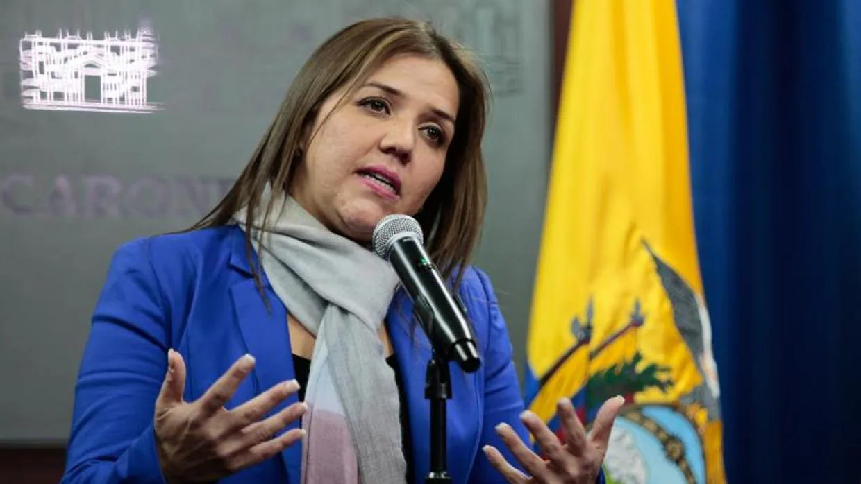 M. Alejandra Vicuña, hasta ahora ministra de Vivienda, se dirige a los medios tras ser nombrada vicepresidenta interina de Ecuador