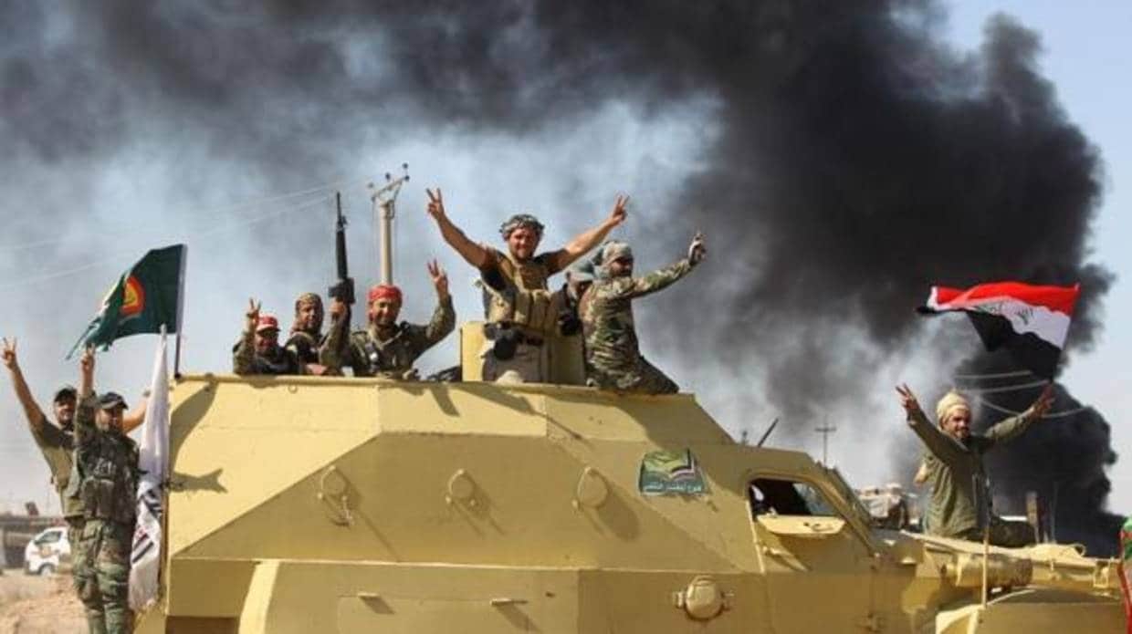 Combatientes de las Fuerzas de Movilización Popular, que apoyan al Ejército iraquí, en la toma de Hawiya este miércoles