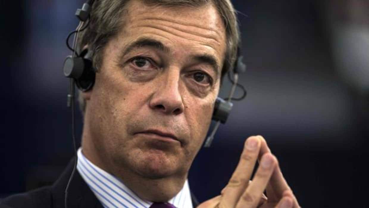 El ex líder del Partido de la Independencia del Reino Unido (UKIP) Nigel Farage sigue un debate sobre el progreso de las conversaciones de Brexit en el Parlamento Europeo en Estrasburgo