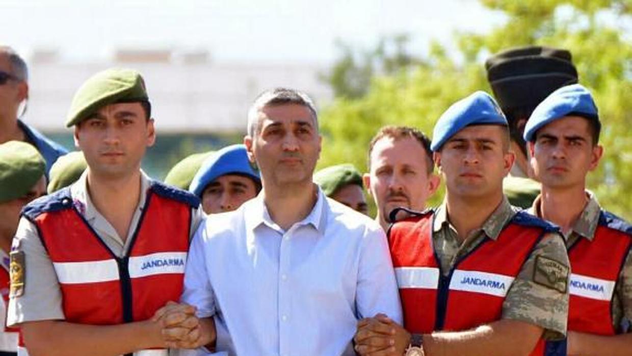 Policías turcos escoltan a un hombre acusado de intentar matar al presidente turco, Recep Tayyip Ergodan, en el golpe del 15 de julio de 2016