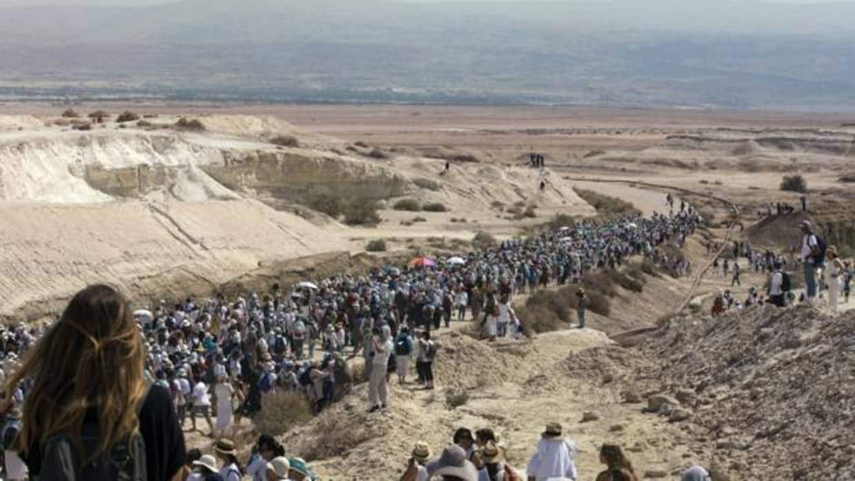 Marcha de mujeres palestinas e israelíes en el desierto en el Valle del Jordán, Israel, cerca de Jerico