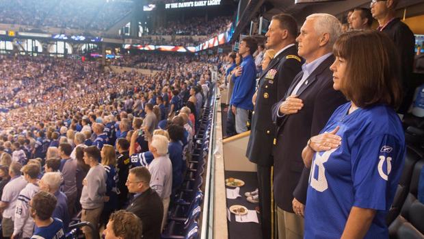 Pence abandona un partido de la NFL por la protesta de varios jugadores durante el himno