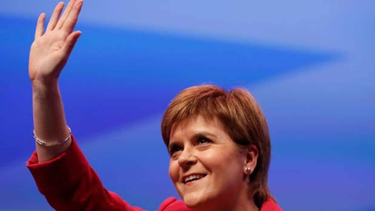 La ministra principal escocesa, Nicola Sturgeon, saluda hoy desde el escenario en la Conferencia del SNP, en Glasgow
