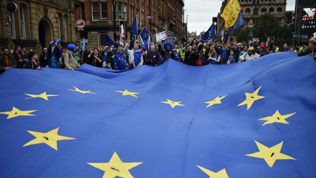 Manifestantes durante una marcha anti Brexit el primer día de la convención anual de los conservadores, el pasado 1 de octubre en Mánchester