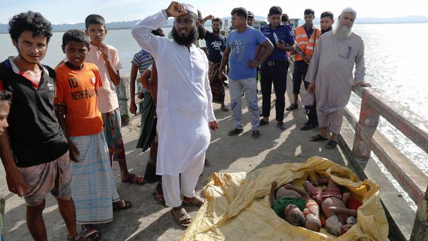 Al menos 10 niños y dos adultos mueren al naufragar un barco de rohingyas en Bangladesh