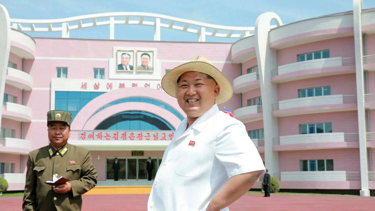 Kim Jong-un, hoy, durante una visita a una guardería y orfanato