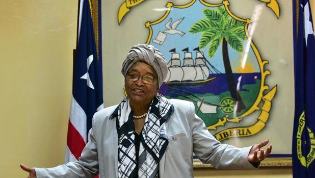 Ellen Johnson Sirleaf stringe la mano