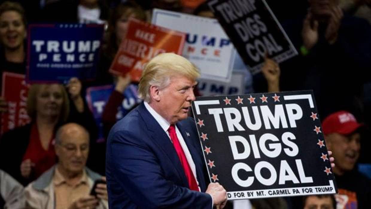 Donald Trump CON un cartel de apoyo a la industria del carbón durante un acto de campaña el pasado año