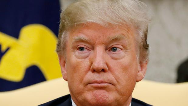 Trump firma una orden ejecutiva para tratar de demoler el Obamacare