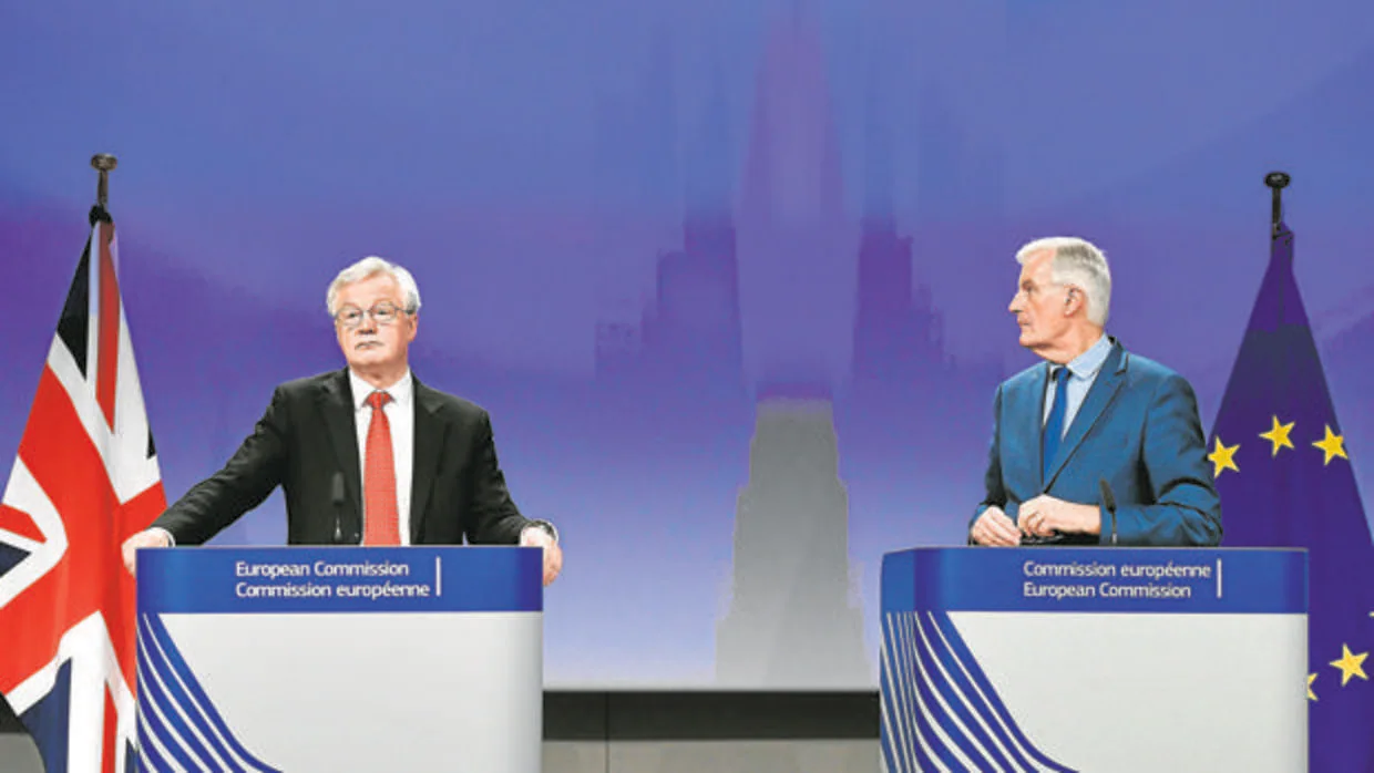 El ministro para el Brexit, David Davis (izda.), y el jefe negociador de la UE, Michel Barnier, hoy en Bruselas