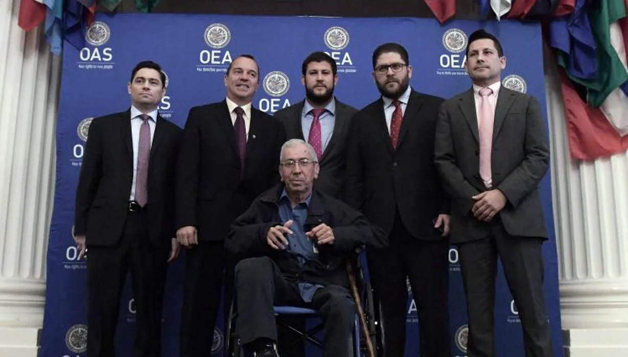 De izquierda a derecha, Carlos Vecchio, Omar Lares, David Smolansky, Gustavo Marcano, Warner Jiménez y el exdiputado de la Asamblea Nacional Walter Márquez (sentado), este martes en la sede de la OEA, en Washington