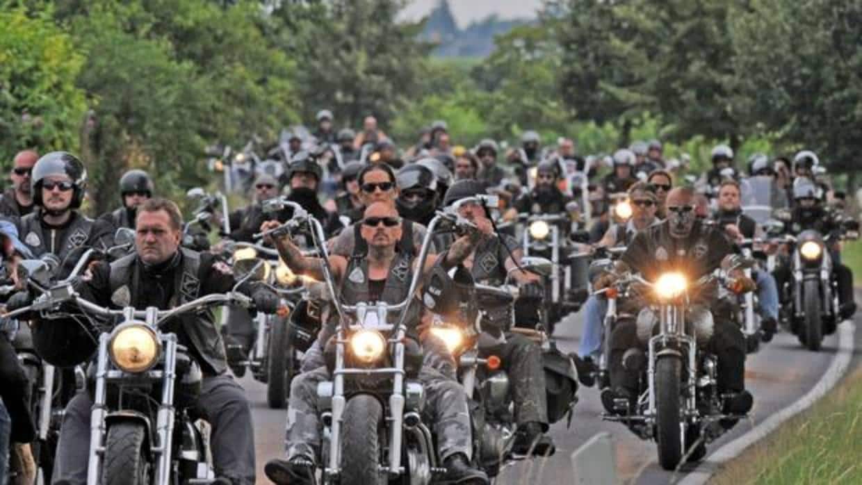 Más de mil miembros de la bandade moteros "Outlaws" (Forajidos) desfilan con sus motos con motivo delentrierro de su jefe Dirk O
