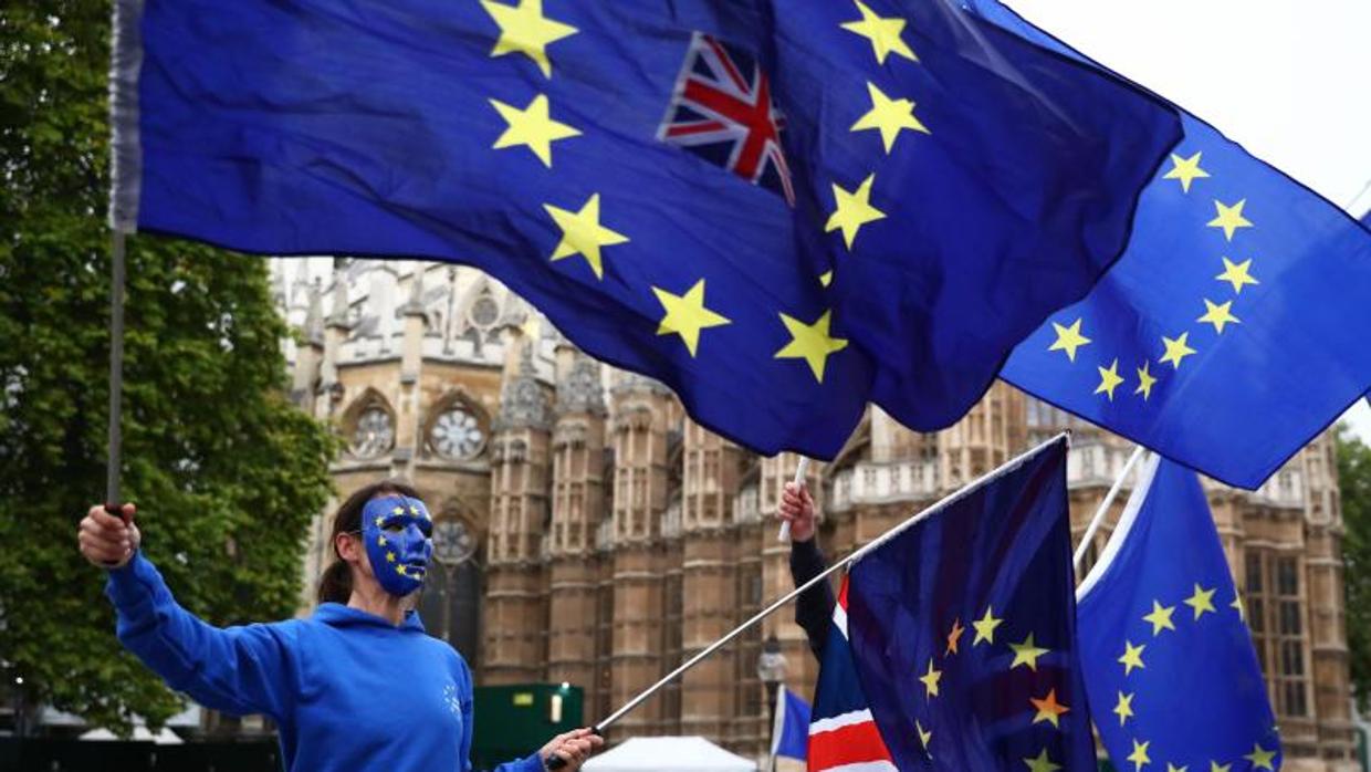 Jóvenes europeístas se manifiestan contra el Brexit junto al Parlamento británico, este martes en Londres