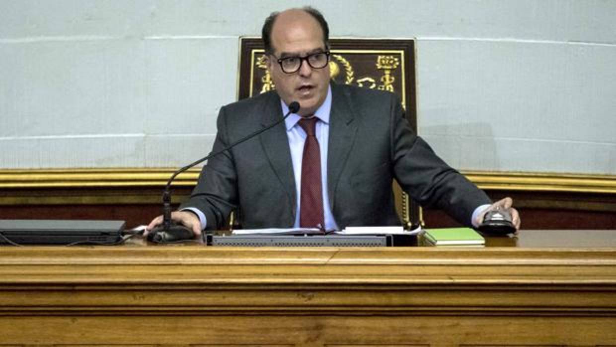 El presidente de la Asamblea Nacional, Julio Borges, habla durante una sesión del Parlamento