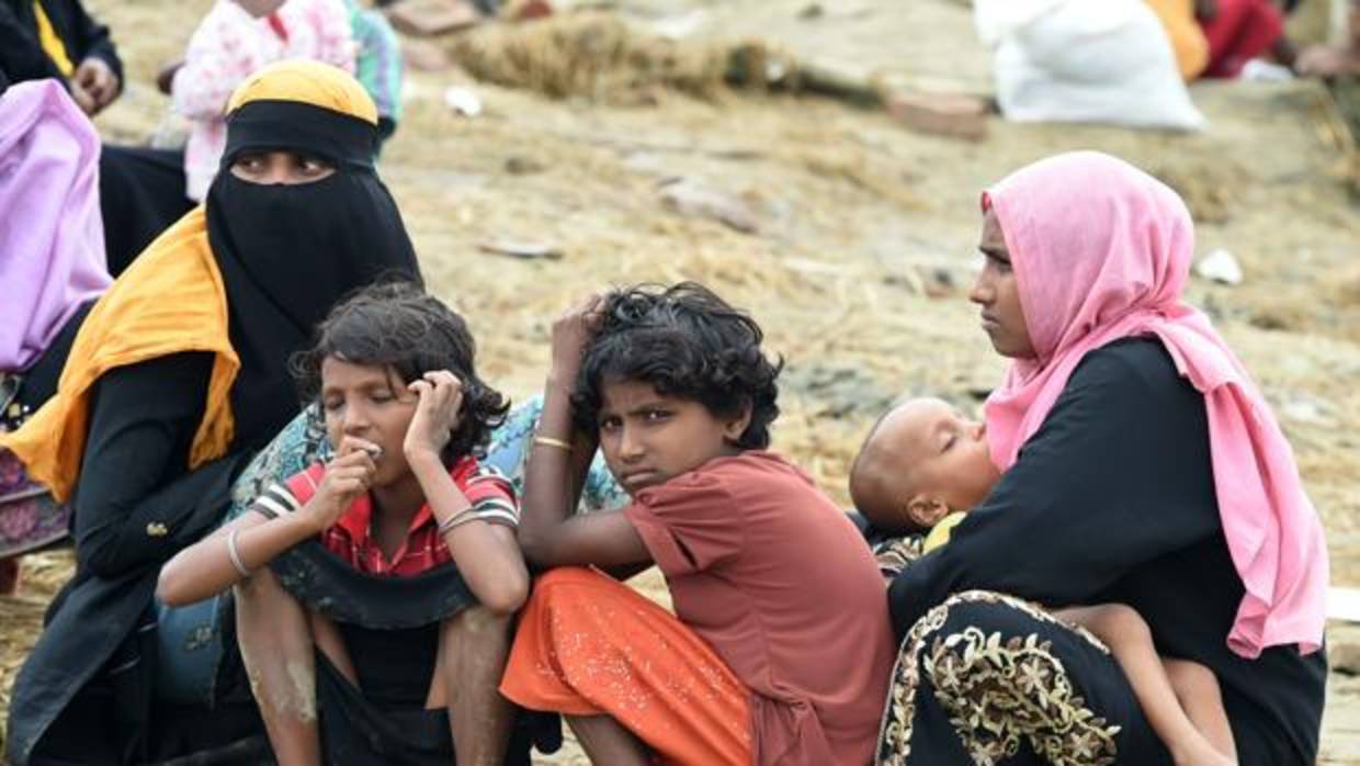 Una familia rohingya descansa después de haber atravesado la frontera de Bangladesh