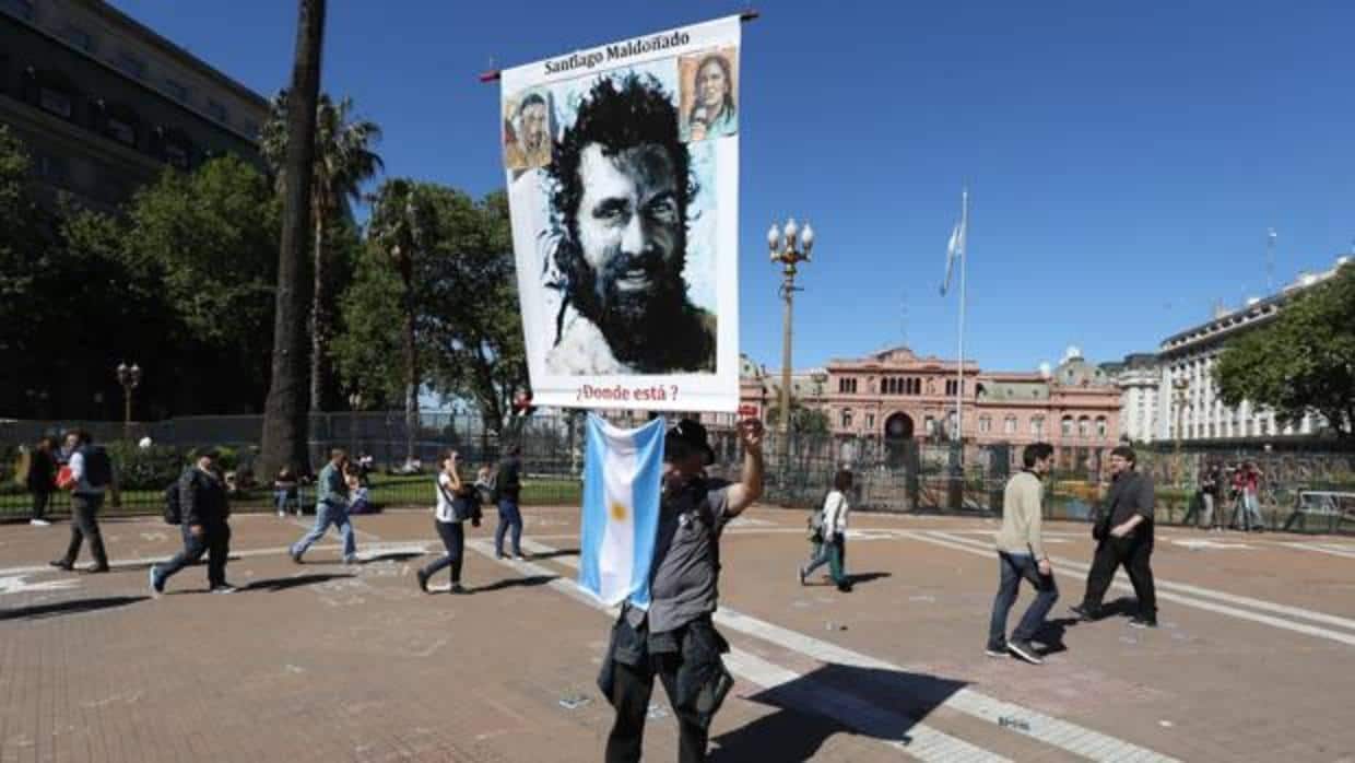 Una persona porta una pancarta con la cara de Santiago Maldonado en Buenos Aires