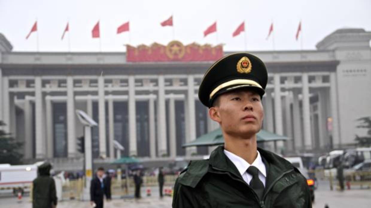 Un militar vigila en la plaza de Tiananmen durante el Congreso del Partido Comunista