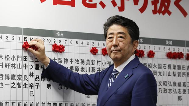 Abe intentará reformar la Constitución pacifista de Japón tras su arrolladora victoria