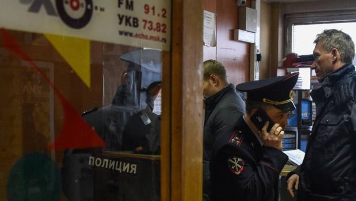 Oficiales de la policía rusa entran en la sede de la radio rusa atacada este lunes