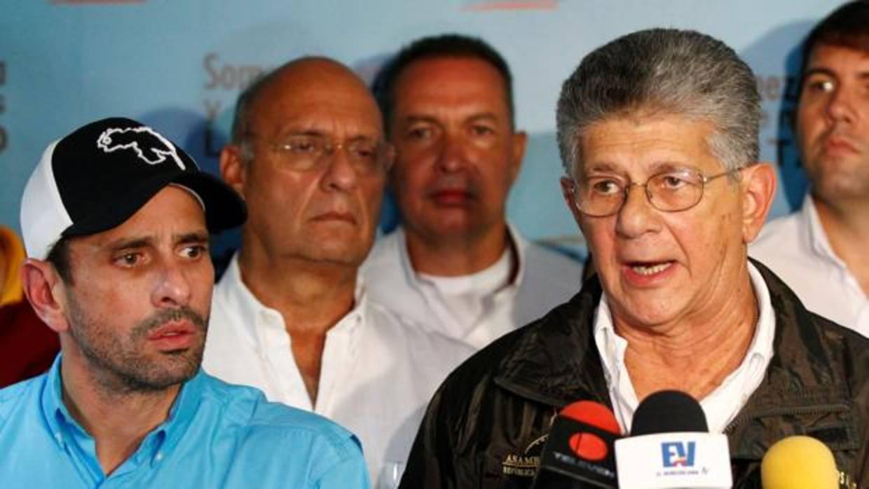 Henrique Capriles (izquierda), junto a Henry Ramos Allup en una foto de archivo