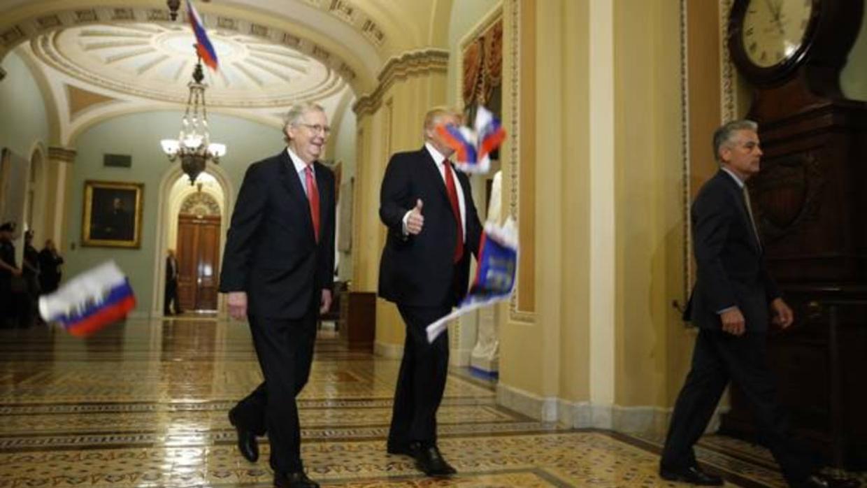Banderas rusas caen ante Donald Trump y Mitch McConnell mientras se dirigen a un almuerzo en el Congreso