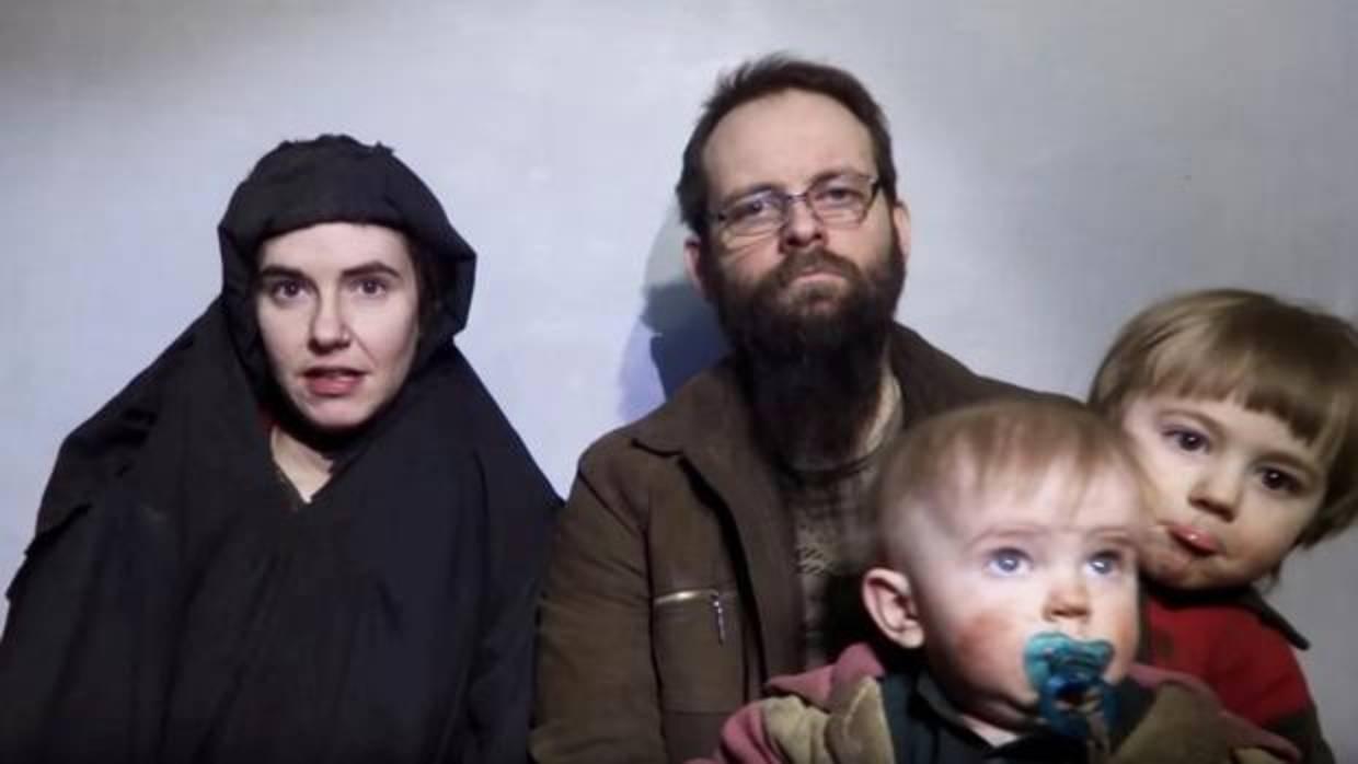 Caitlan Coleman y Joshua Boyle, con dos de sus hijos, en un vídeo publicado en internet por los talibanes