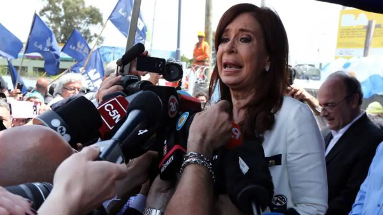 Fernandez de Kirchner habla con la prensa tras salir del tribunal de justicia, en Buenos Aires