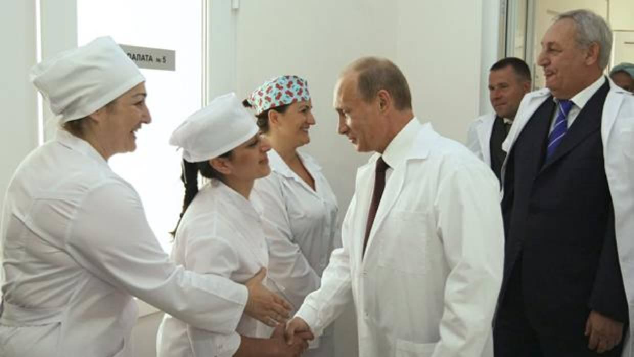 El presidente ruso, Vladimir Putin, seguido del presidente de Abjasia, Serguéi Bagapsh, en 2009