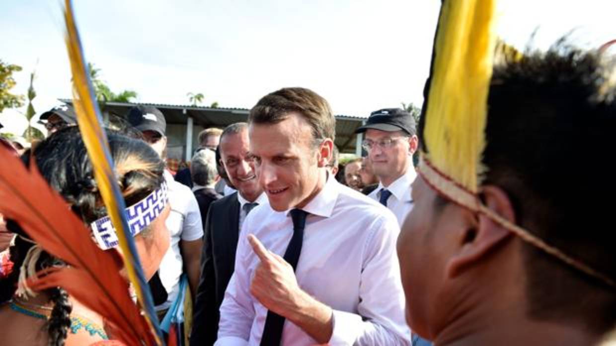 Emmanuel Macron discute con un manifestante a su llegada a Guayana