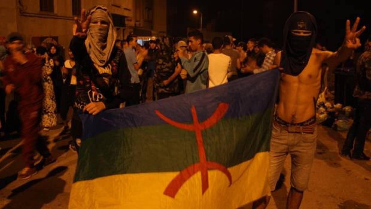 Dos jóvenes, con la bandera bereber en las protestas de Alhucemas el pasado junio
