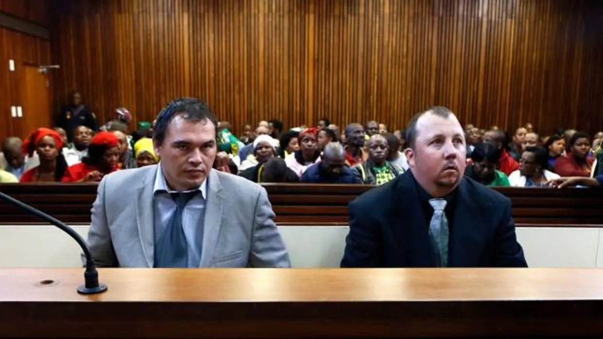 Willem Oosthuizen (izq.) y Theo Martins Jackson, durante el proceso judical por el «ataque del ataúd»